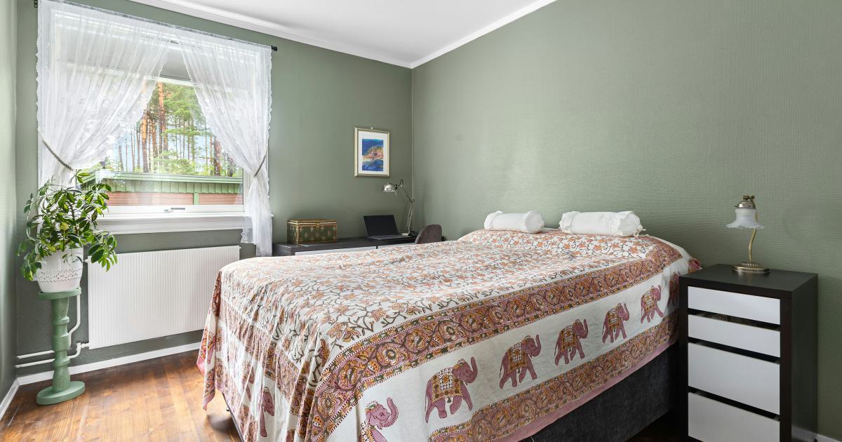 Matelas vert dans une chambre blanche