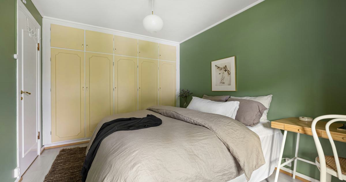 Matelas vert dans une chambre de style industriel