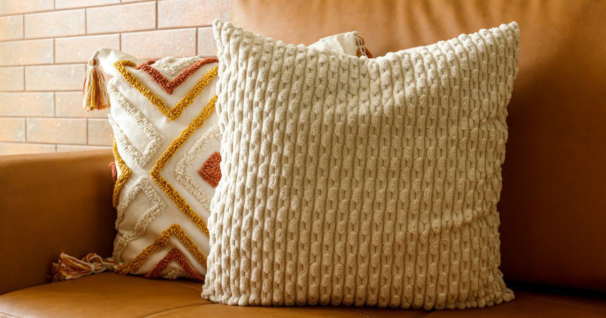 Coussins décoratifs dans un intérieur moderne