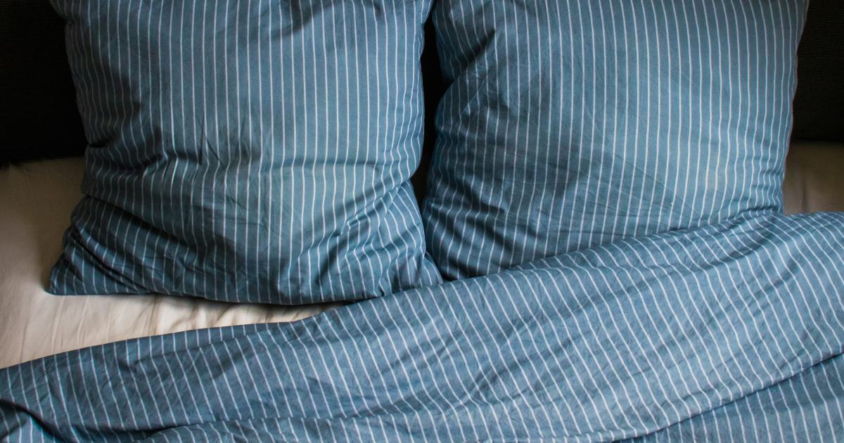 Coussins ronds et carrés sur un lit