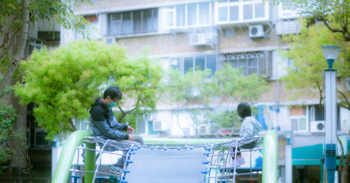 Groupe d'amis sur une terrasse