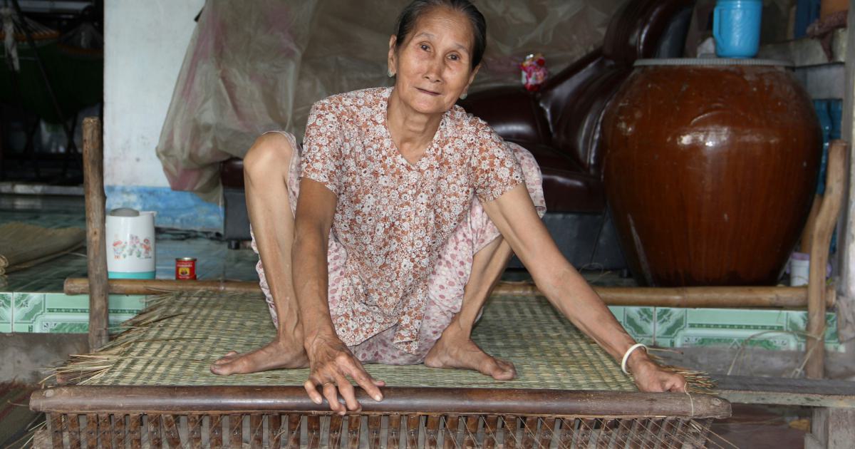 Femme âgée sur un sommier hydraulique