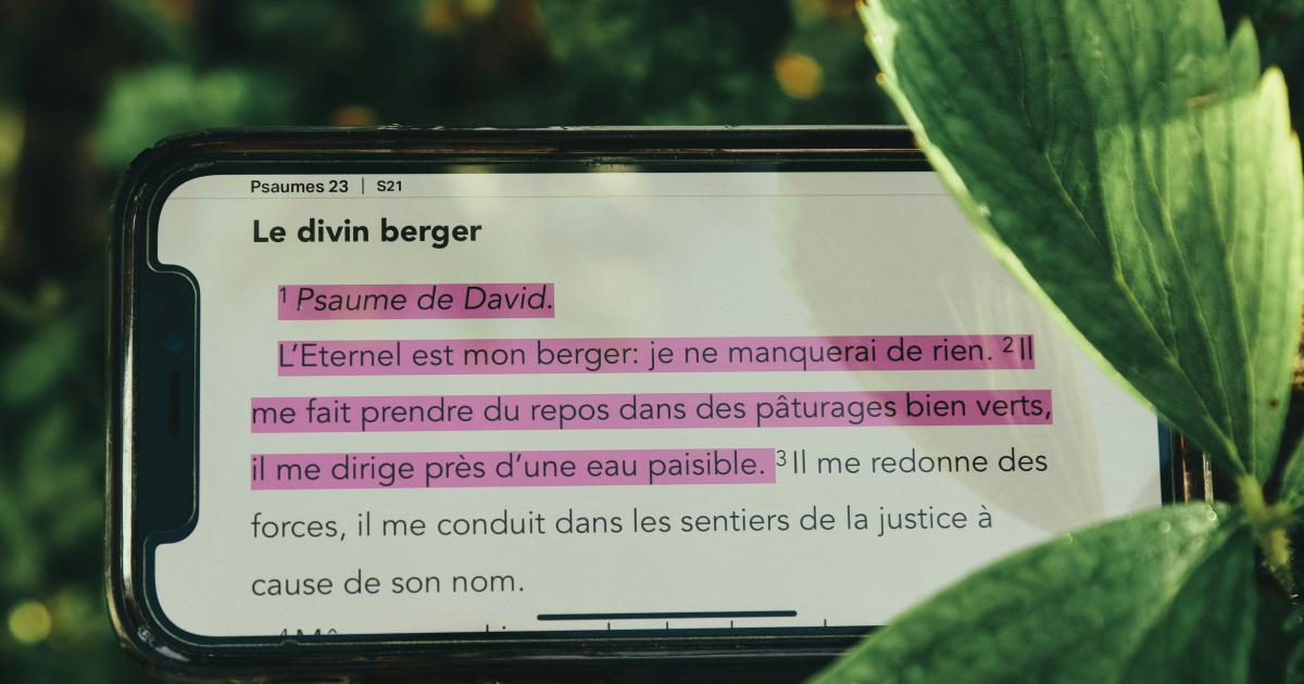 Gros plan d'un matelas avec une étiquette de garantie