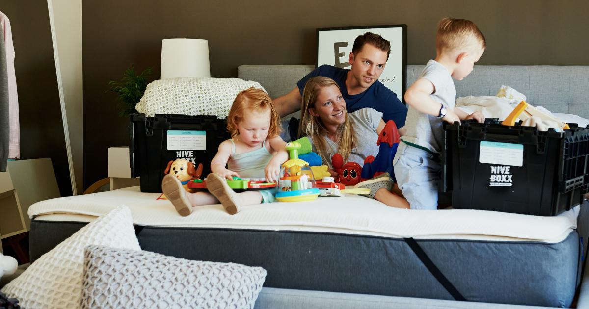 Famille utilisant un matelas gonflable