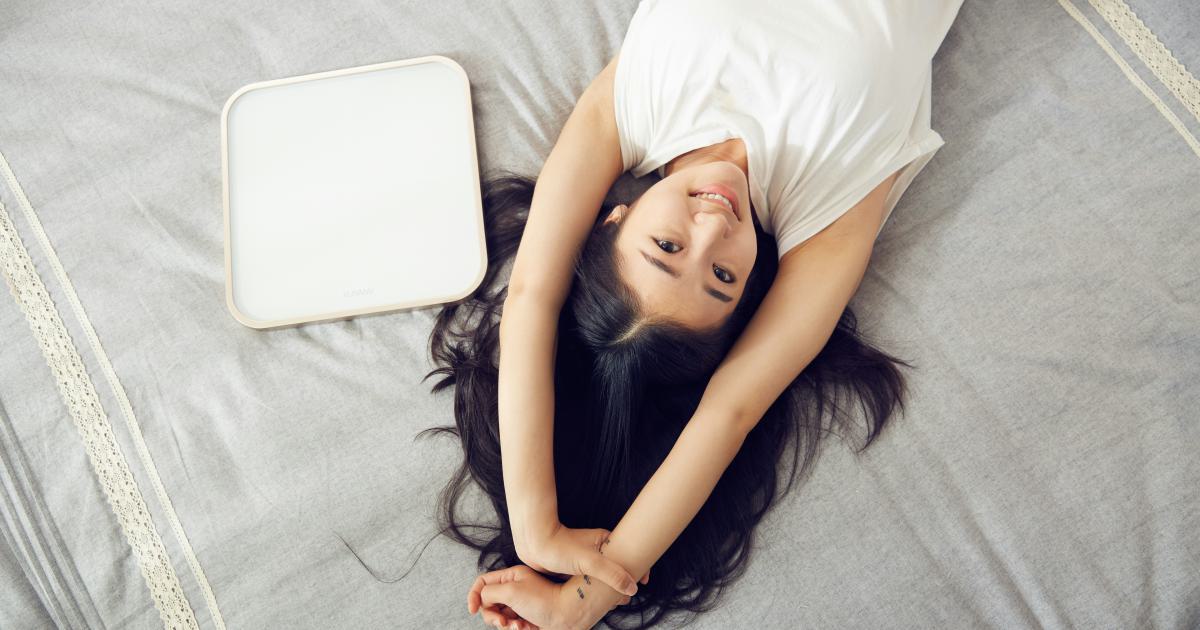 Femme frustrée tenant un matelas lit d'appoint pliable