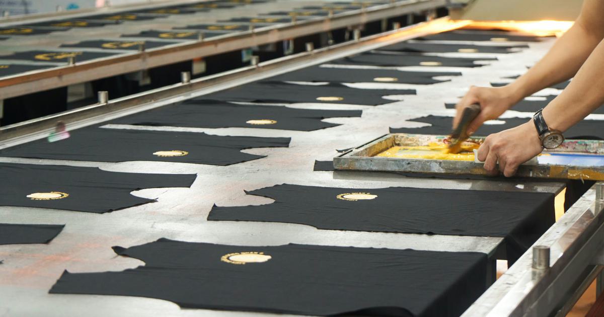 Gros plan sur le processus de fabrication d'un matelas en latex naturel