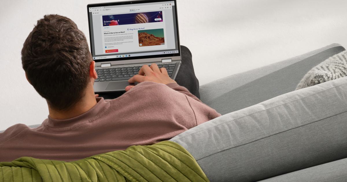 Homme achetant un matelas en ligne