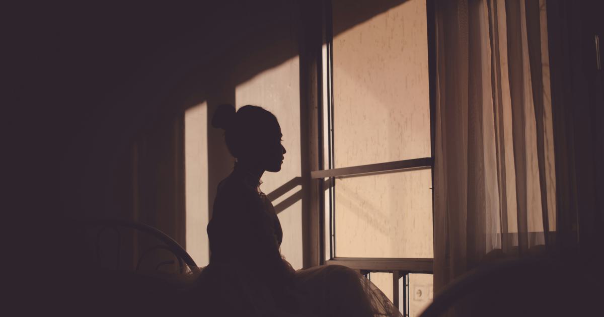 Femme se réveillant heureuse