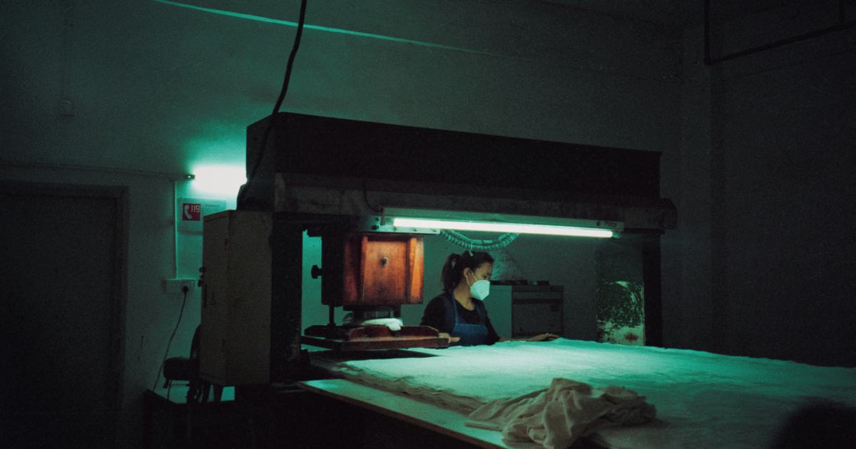 Homme inspectant un matelas usagé