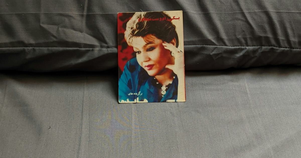Femme changeant les draps d'un lit