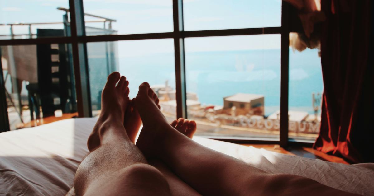 Couple se détendant dans la chambre