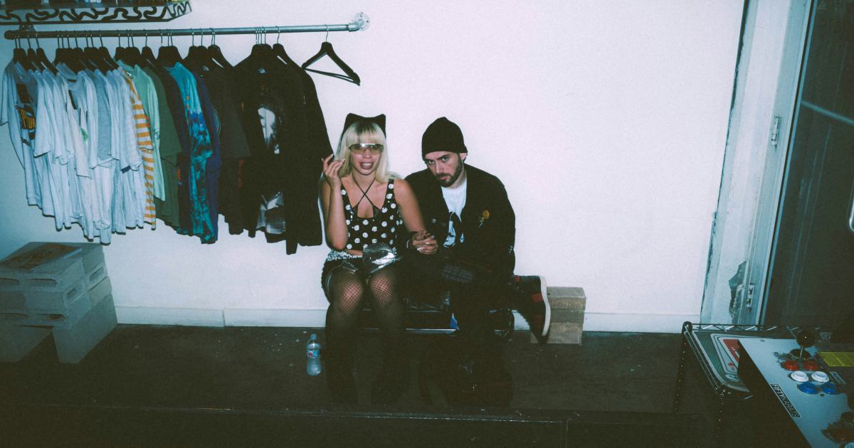 Couple dans un magasin de meubles
