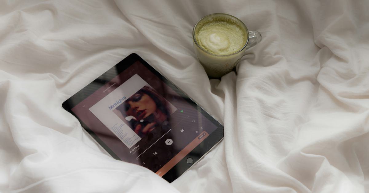 Couple discutant dans leur lit