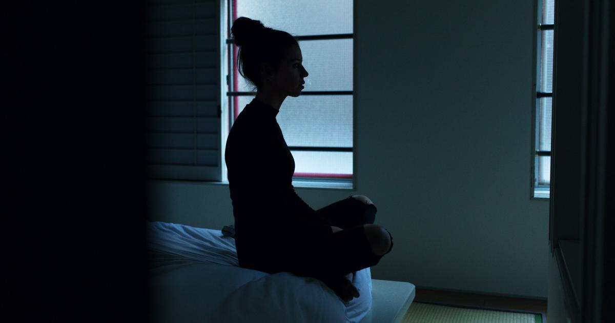 Personne pratiquant des exercices de relaxation avant le coucher