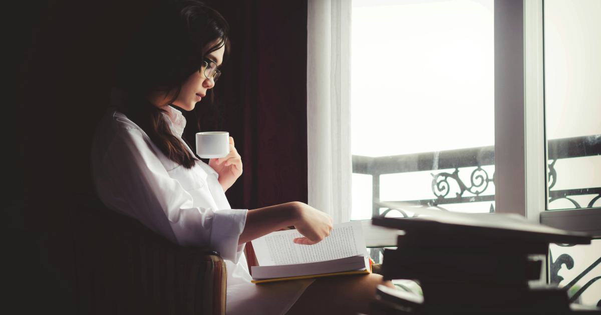 Femme lisant un livre avant de dormir