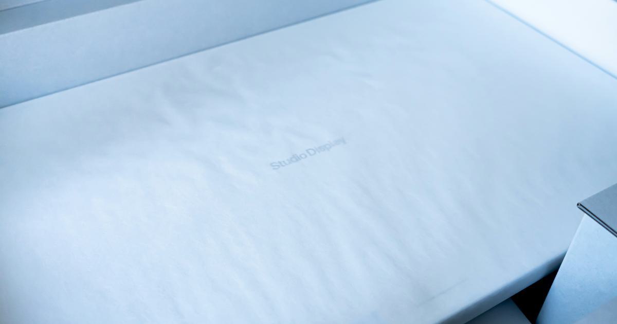 Homme mesurant un matelas mémoire de forme