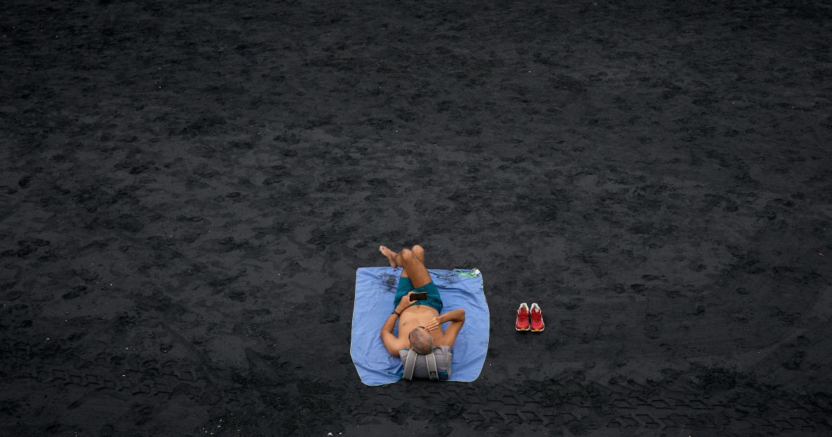 Personne allongée sur un matelas ferme