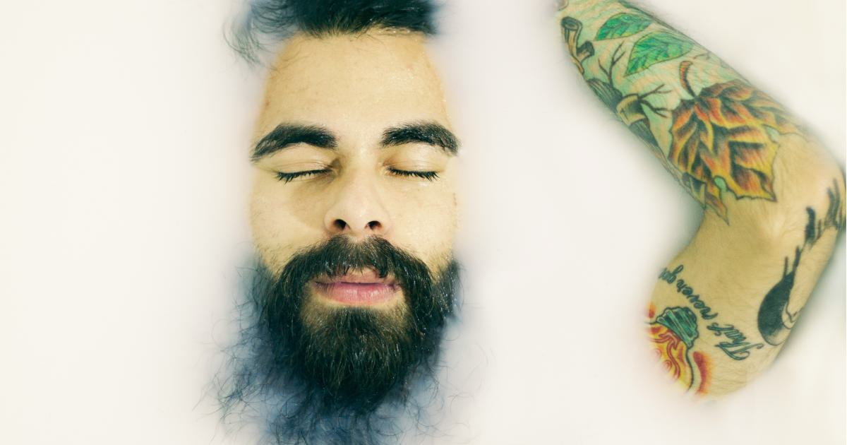 Homme endormi sur un matelas