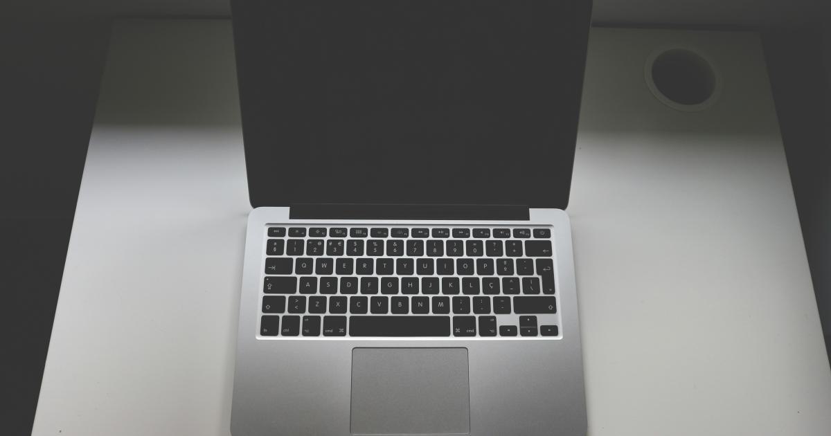 Gros plan sur un ordinateur avec des avis en ligne