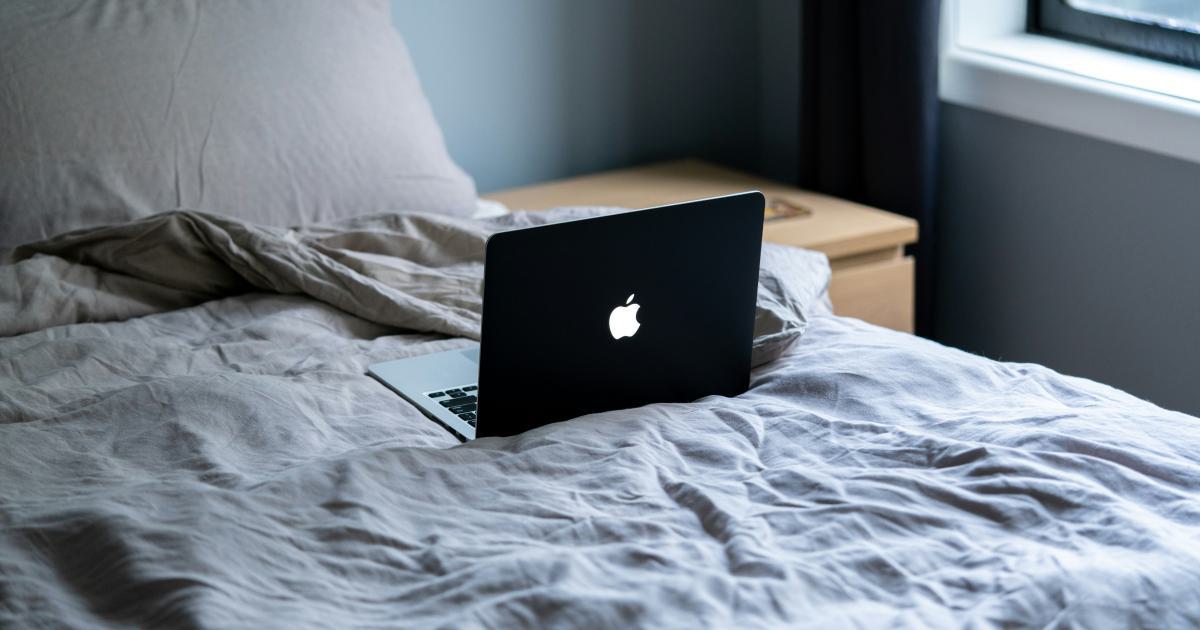 Couple dans un lit