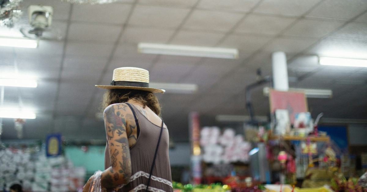 Homme testant un nouveau matelas en magasin