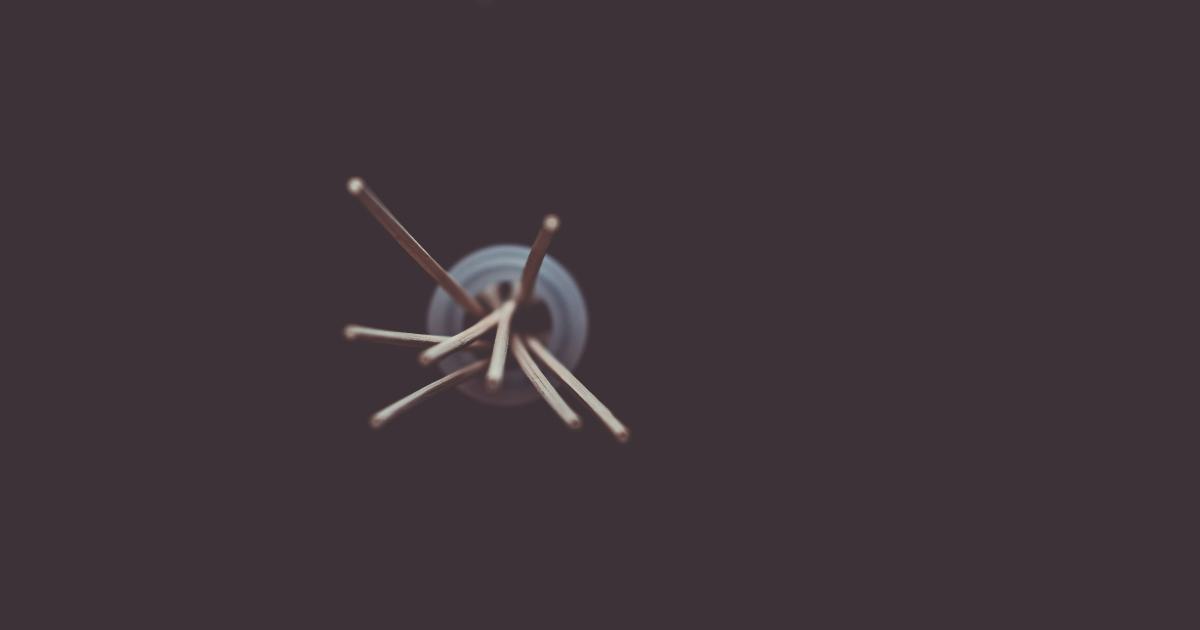 Personne en surpoids couchée sur un matelas Tuft & Needle