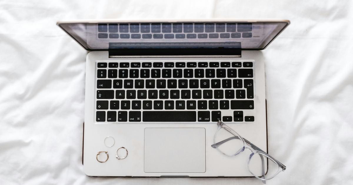 Gros plan sur un ordinateur portable avec des avis en ligne