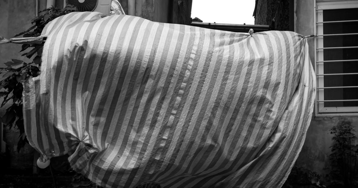 Femme en surpoids sur un matelas