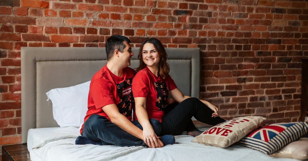 Couple souriant sur leur nouveau matelas