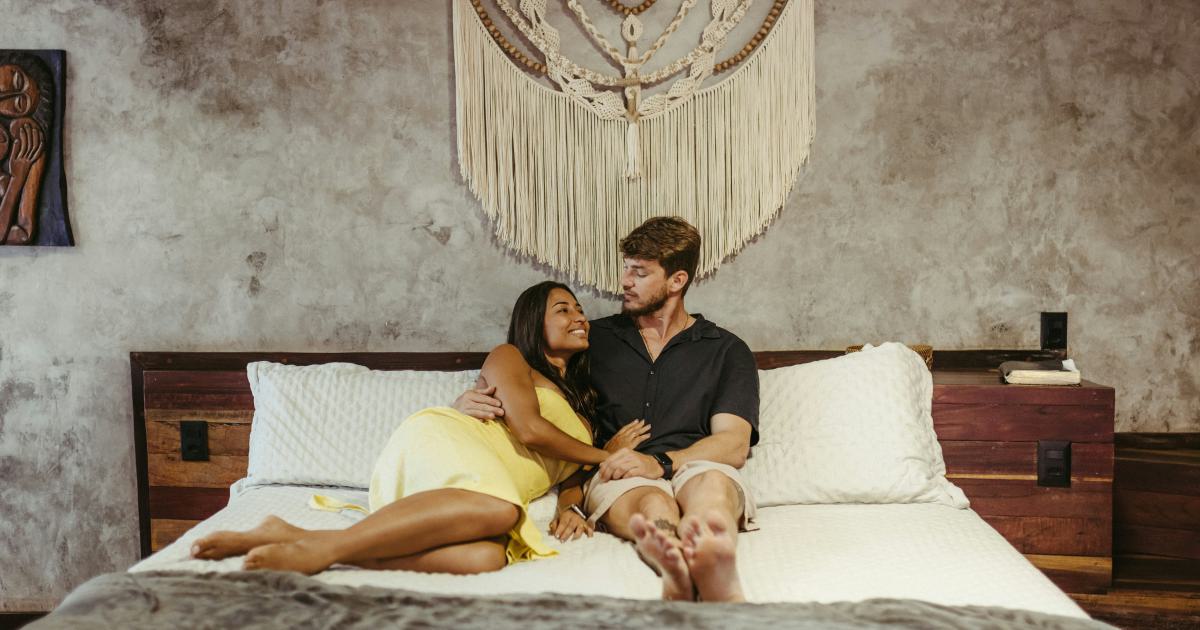 Couple relaxant sur un matelas gonflable de luxe