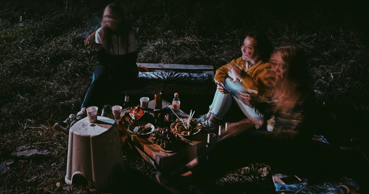 Femme gonflant un matelas gonflable pour un camping