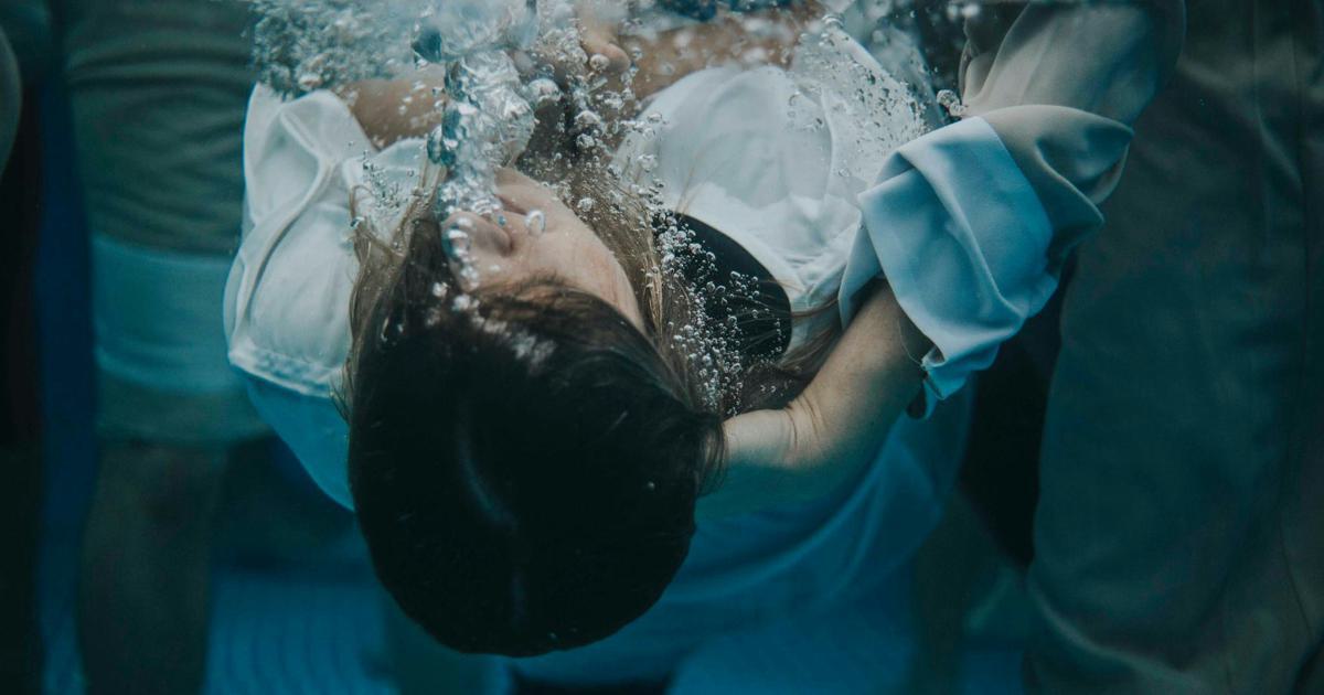 Gros plan sur une personne s'enfonçant dans un matelas en mousse à mémoire
