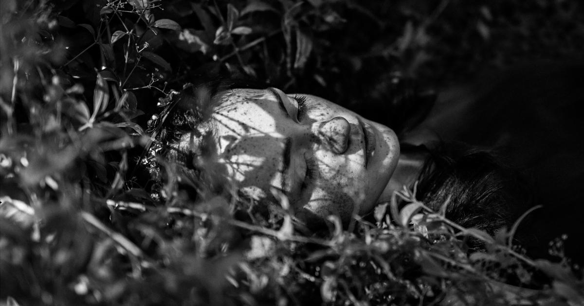 Homme dormant sur un matelas hybride
