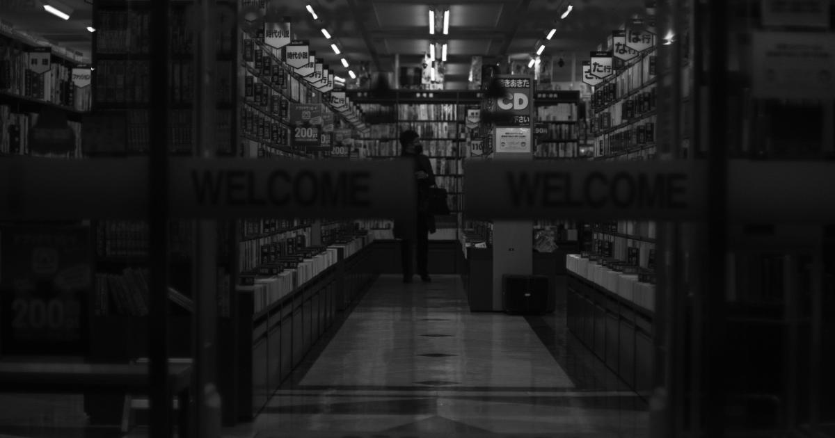 Homme choisissant un matelas hybride dans un magasin