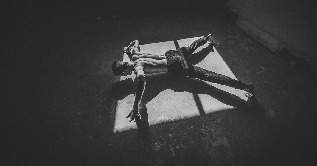 Homme dormant sur un matelas hybride
