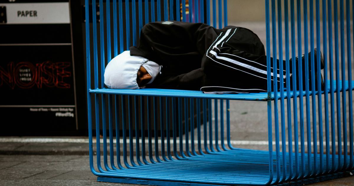 Personne dormant sur un matelas à ressorts déformables