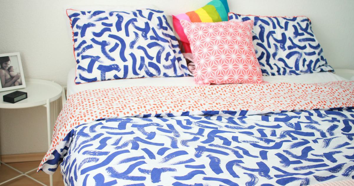 Chambre à coucher avec un matelas multicolore
