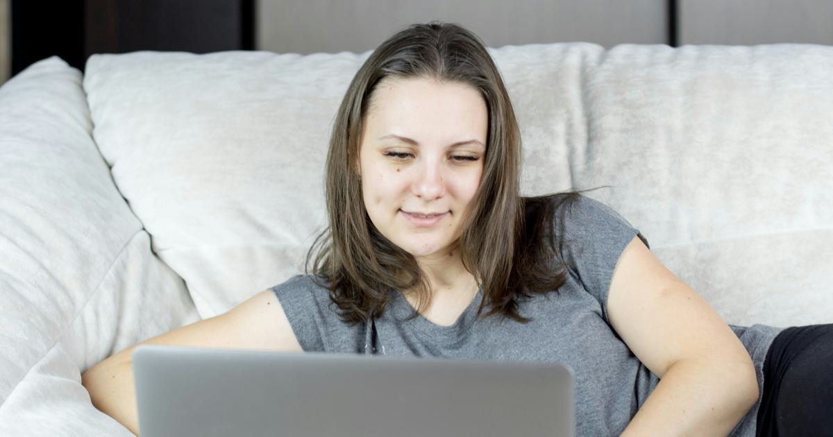 Personne lisant des avis en ligne