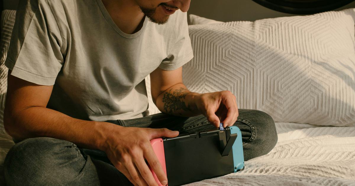 Illustration d'un homme utilisant les réglages électroniques d'un matelas