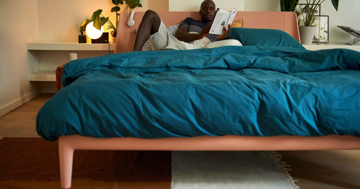 Illustration d'une personne dormant sur un matelas réglable
