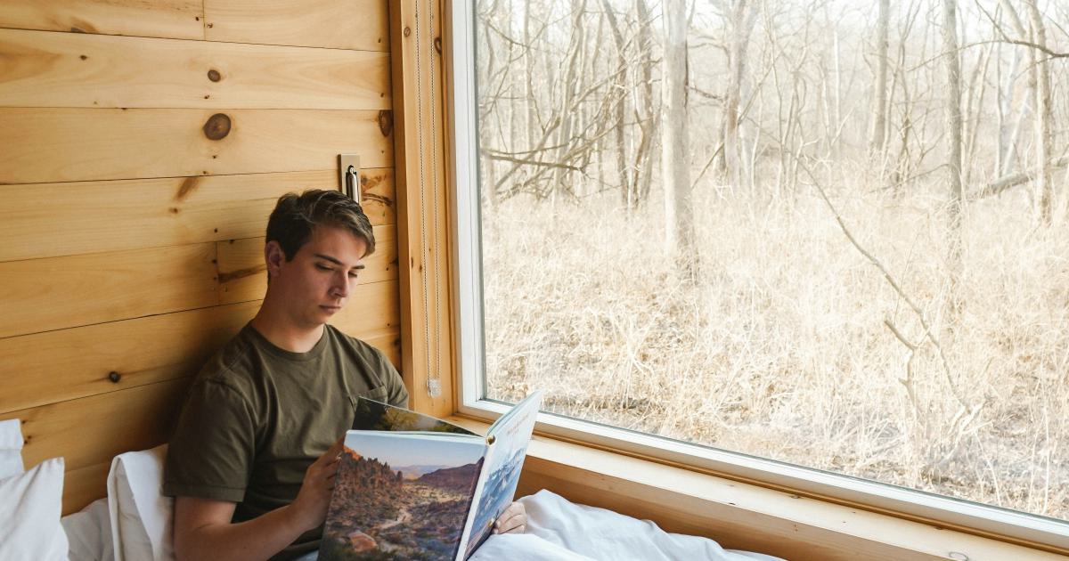 Homme lisant sur un matelas réglable