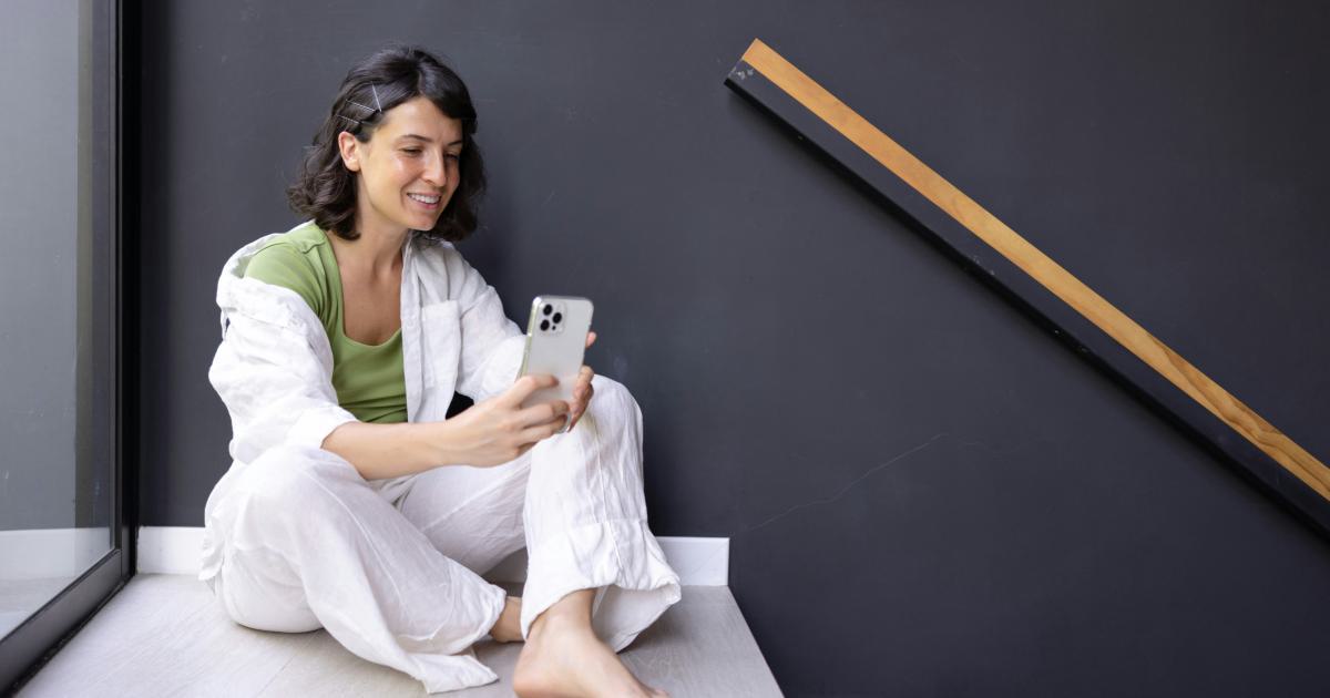 Femme utilisant la télécommande d'un matelas réglable