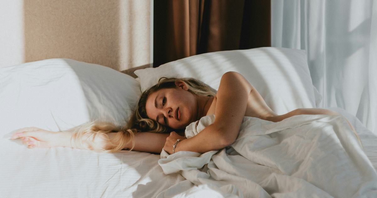 Femme faisant le lit
