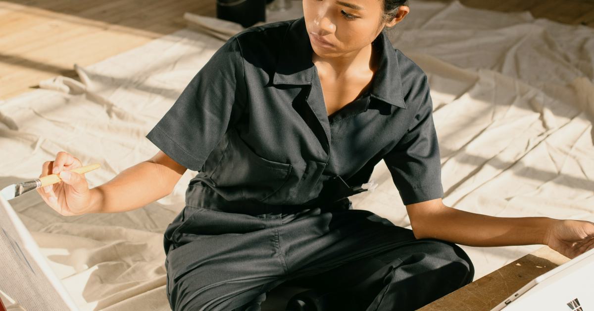 Femme testant un matelas en magasin