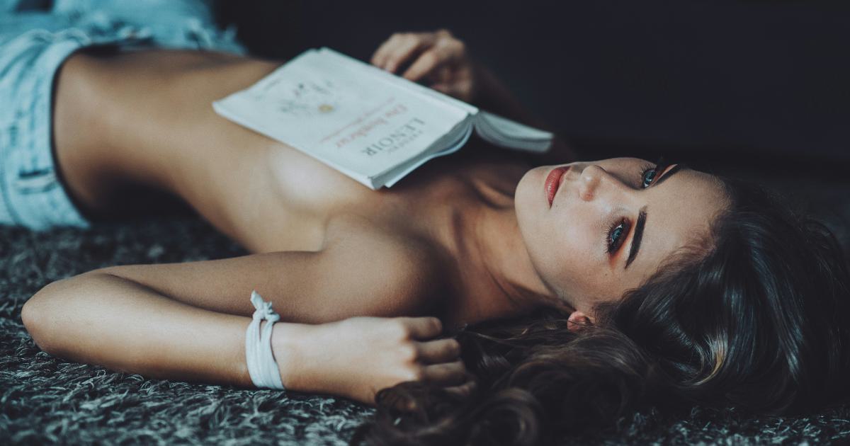 Jeune femme pensant à son sommeil