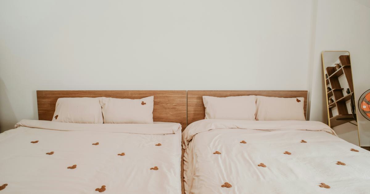 Couple dormant paisiblement sur un matelas à fermeté réglable