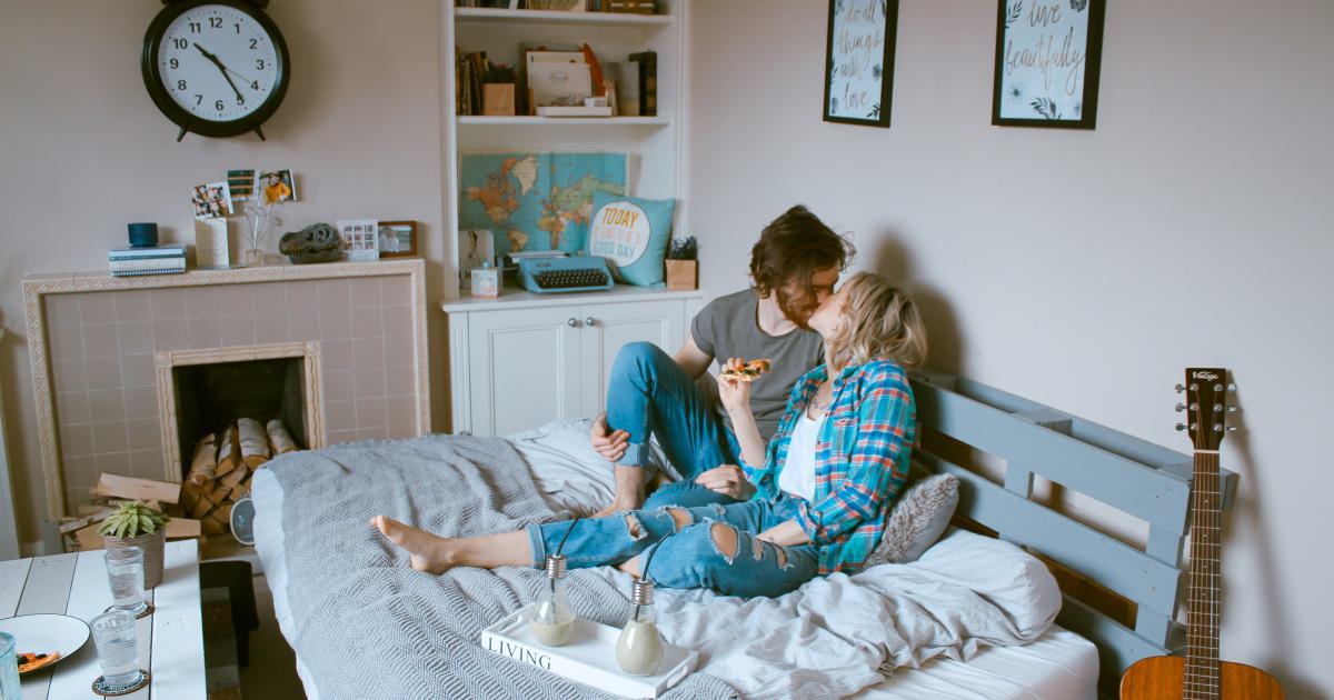 Couple souriant et heureux dans leur lit