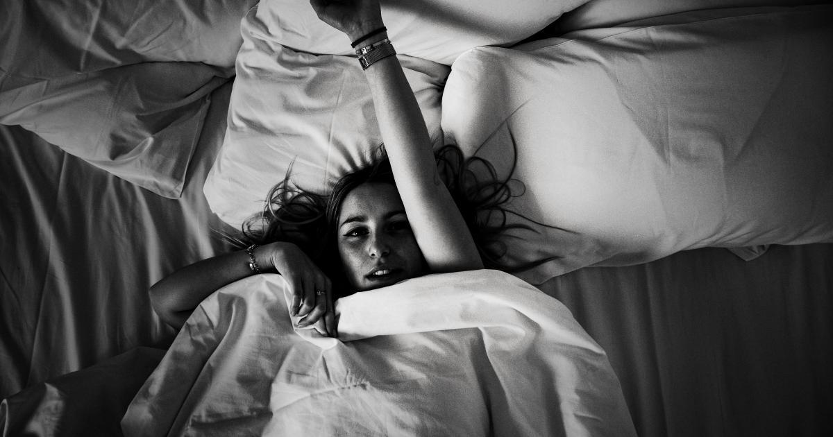 Femme se réveillant reposée et souriante