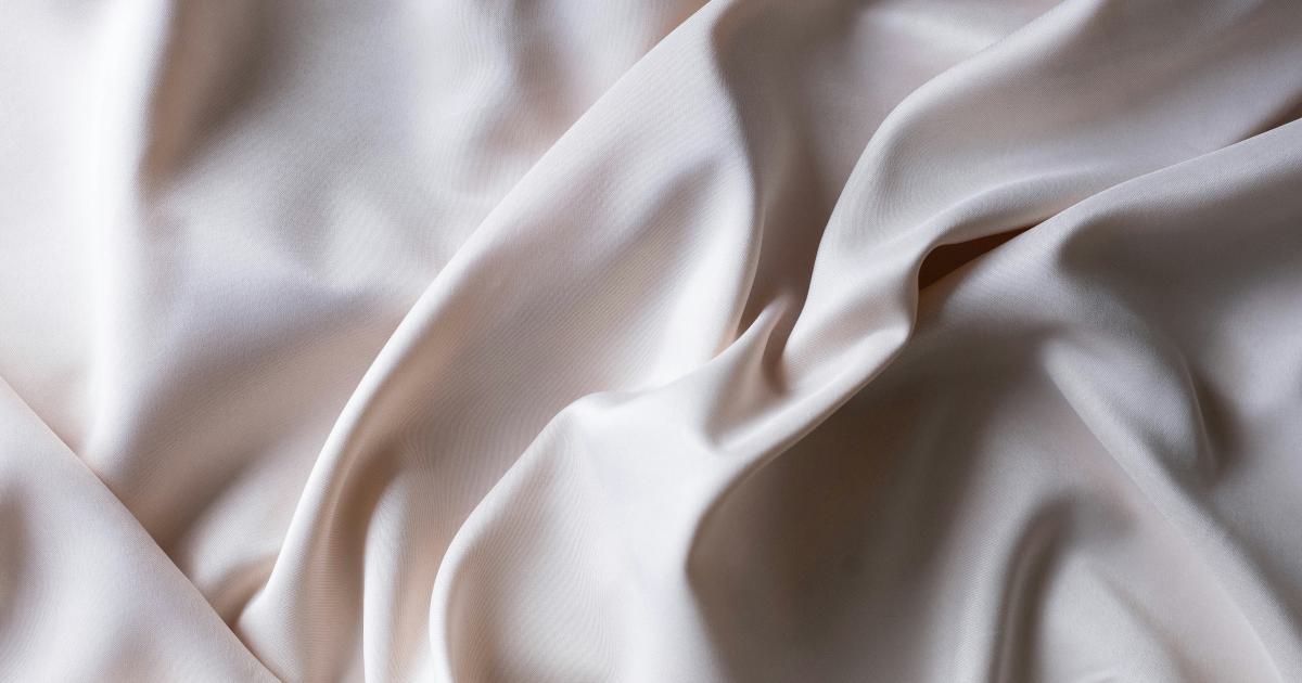 Gros plan sur des draps blancs