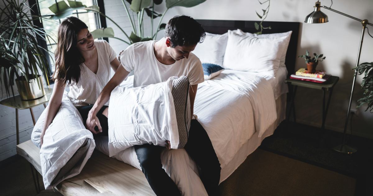 Couple discutant au lit